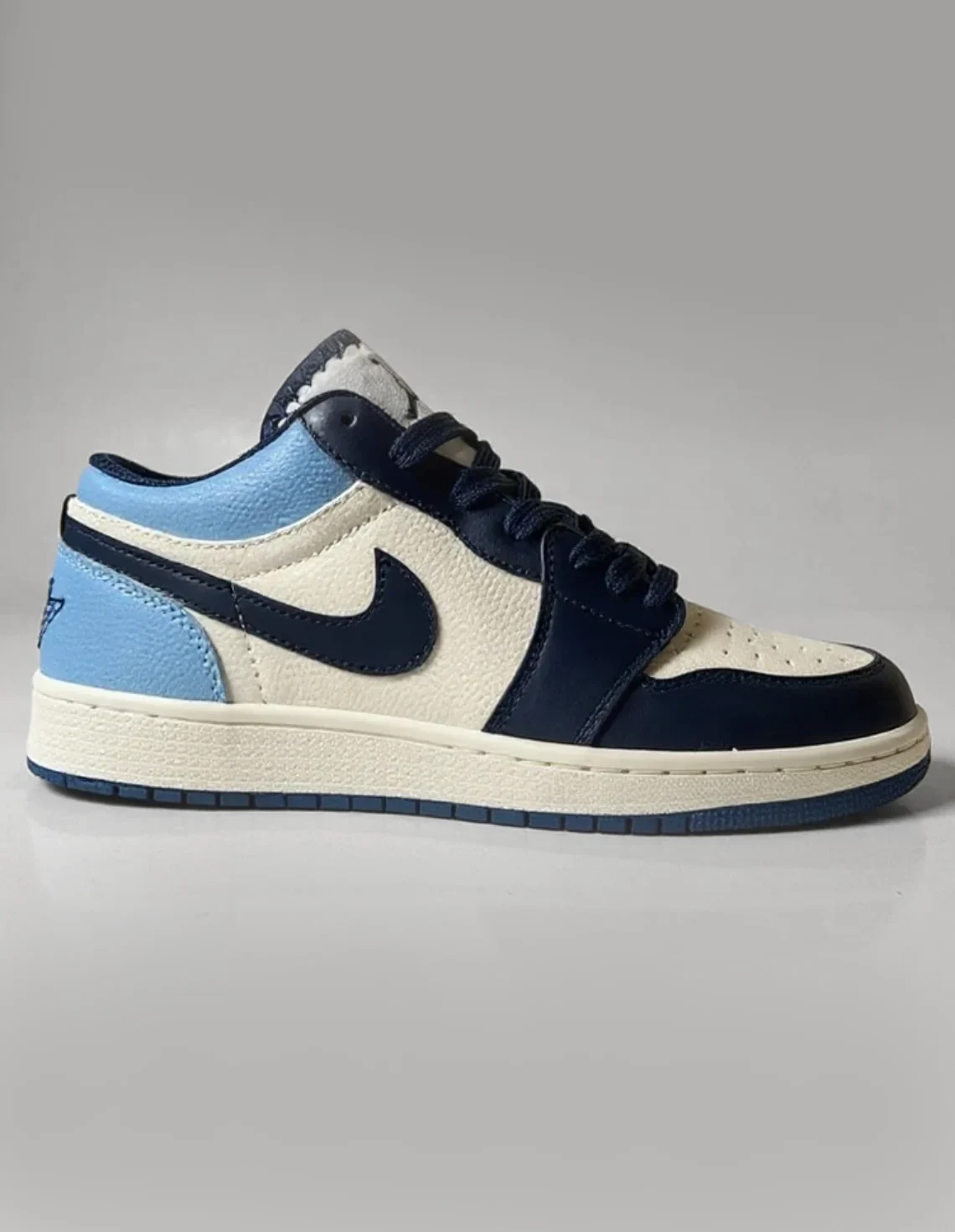 کفش روزانه زنانه نایک Nike Air Jordan 1 Low LX W