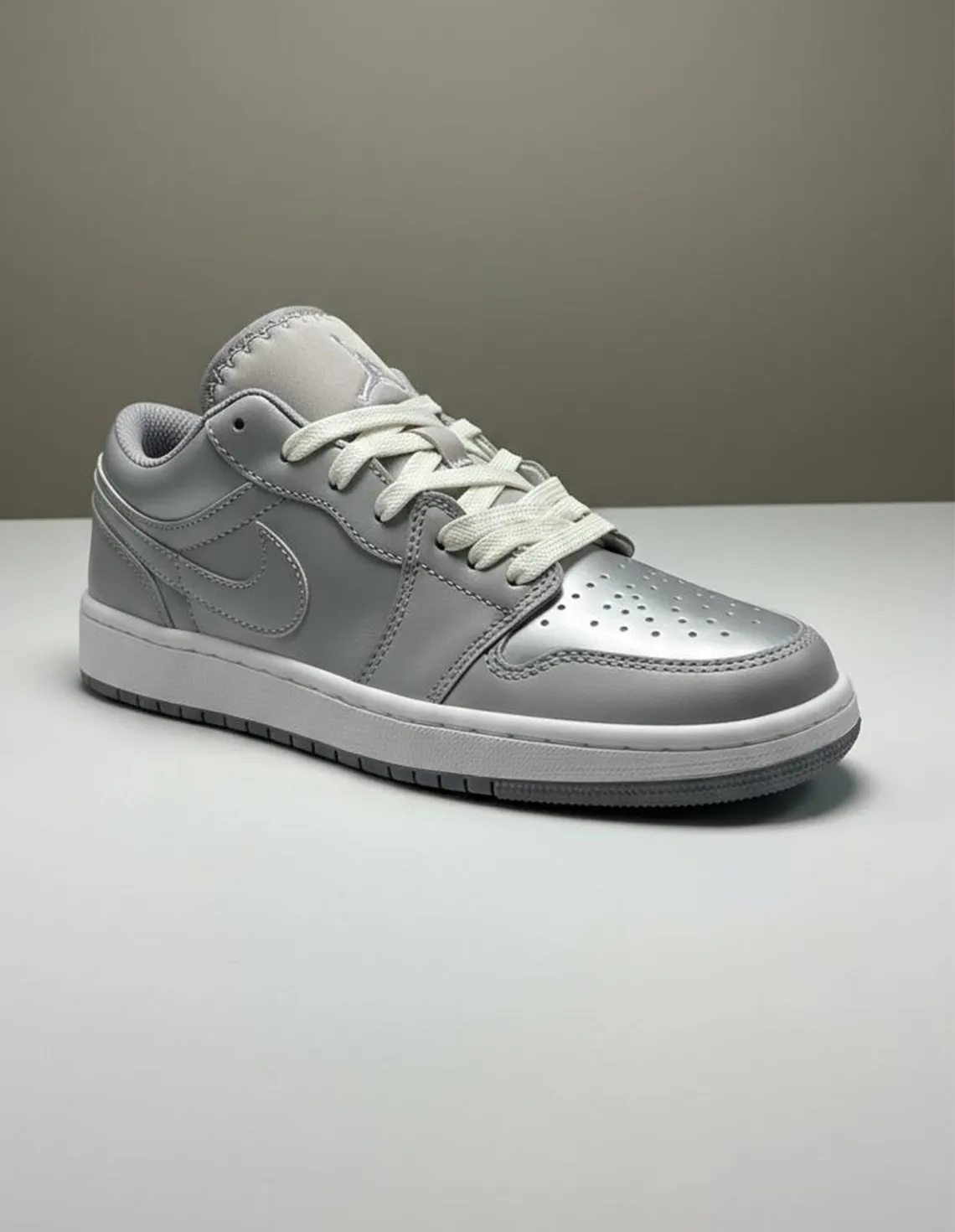 کفش روزانه زنانه نایک Nike Air Jordan 1 Low LX W