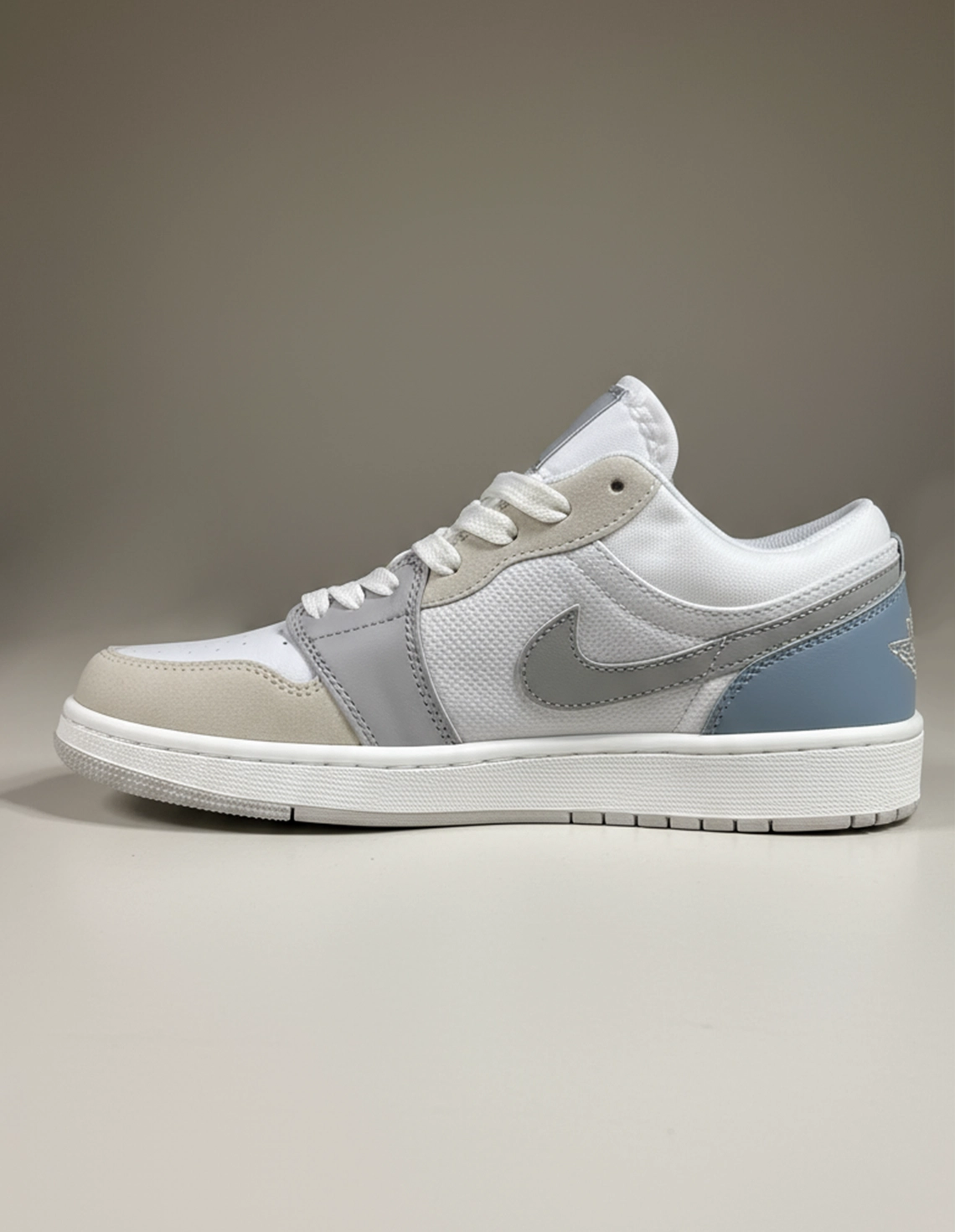 کفش روزانه زنانه نایک Nike Air Jordan 1 Low LX W